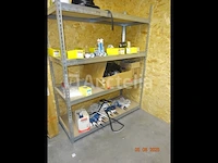 De inhoud van drie planken in de berging inclusief sloten, siliconen blikken, polyurethaan blikken, schroefdozen, frame hout, etc., 1 metalen kast met schuifdeur - afbeelding 7 van  12
