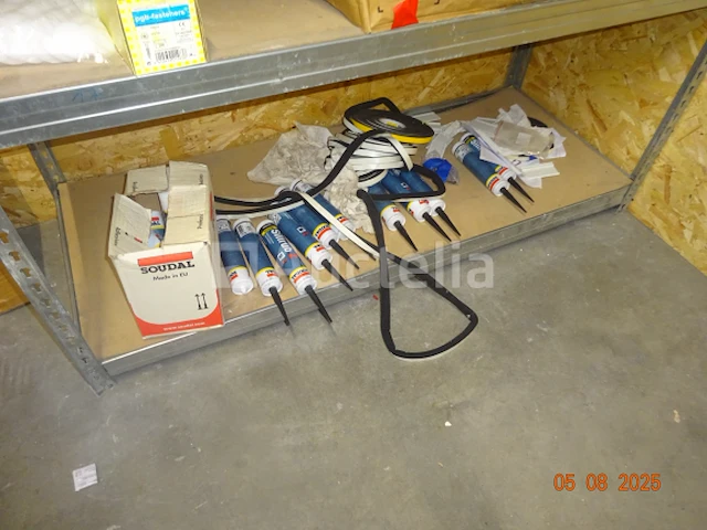 De inhoud van drie planken in de berging inclusief sloten, siliconen blikken, polyurethaan blikken, schroefdozen, frame hout, etc., 1 metalen kast met schuifdeur - afbeelding 8 van  12