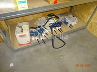 De inhoud van drie planken in de berging inclusief sloten, siliconen blikken, polyurethaan blikken, schroefdozen, frame hout, etc., 1 metalen kast met schuifdeur - afbeelding 8 van  12
