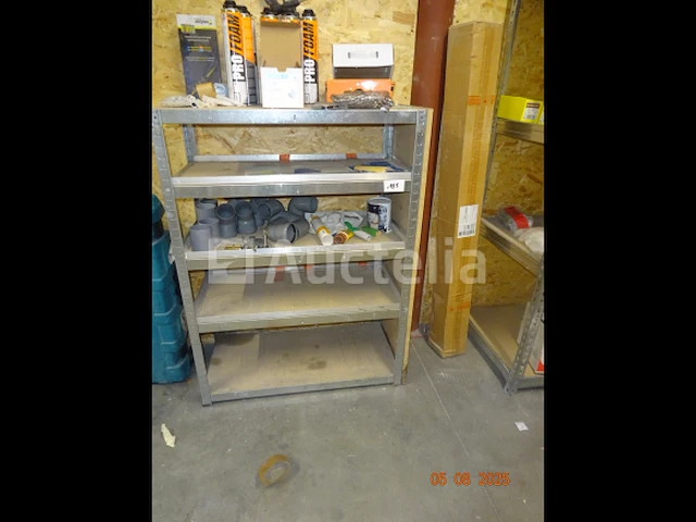 De inhoud van drie planken in de berging inclusief sloten, siliconen blikken, polyurethaan blikken, schroefdozen, frame hout, etc., 1 metalen kast met schuifdeur - afbeelding 9 van  12