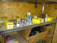 De inhoud van drie planken in de berging inclusief sloten, siliconen blikken, polyurethaan blikken, schroefdozen, frame hout, etc., 1 metalen kast met schuifdeur - afbeelding 10 van  12
