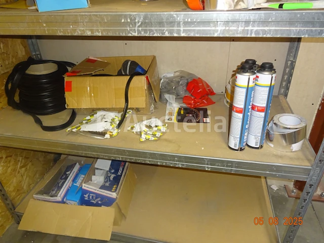 De inhoud van drie planken in de berging inclusief sloten, siliconen blikken, polyurethaan blikken, schroefdozen, frame hout, etc., 1 metalen kast met schuifdeur - afbeelding 11 van  12