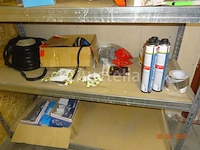 De inhoud van drie planken in de berging inclusief sloten, siliconen blikken, polyurethaan blikken, schroefdozen, frame hout, etc., 1 metalen kast met schuifdeur - afbeelding 11 van  12