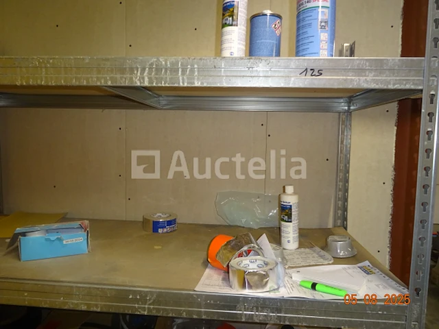 De inhoud van drie planken in de berging inclusief sloten, siliconen blikken, polyurethaan blikken, schroefdozen, frame hout, etc., 1 metalen kast met schuifdeur - afbeelding 12 van  12