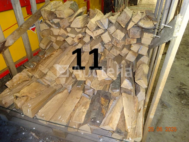 De inhoud van een trolley van 1m20/1m/1m hoog en de inhoud van een tweede trolley ter waarde van een derde van de eerste - afbeelding 1 van  7