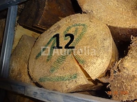 De inhoud van twee complete pallets met ijzeren frames, d.w.z. brandhout en een aansluitend met een derde brandhout, ter indicatie +/- 2m³ - afbeelding 1 van  4