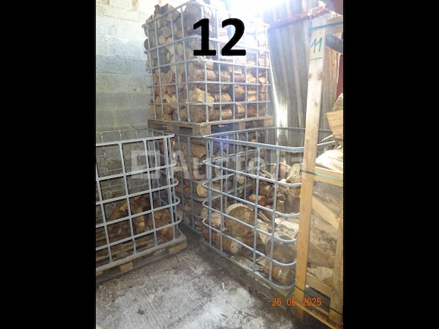 De inhoud van twee complete pallets met ijzeren frames, d.w.z. brandhout en een aansluitend met een derde brandhout, ter indicatie +/- 2m³ - afbeelding 2 van  4