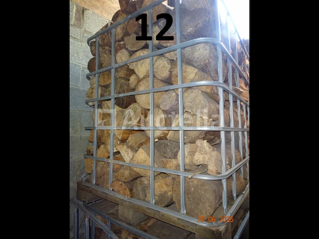 De inhoud van twee complete pallets met ijzeren frames, d.w.z. brandhout en een aansluitend met een derde brandhout, ter indicatie +/- 2m³ - afbeelding 3 van  4