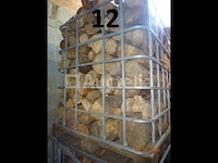 De inhoud van twee complete pallets met ijzeren frames, d.w.z. brandhout en een aansluitend met een derde brandhout, ter indicatie +/- 2m³ - afbeelding 3 van  4