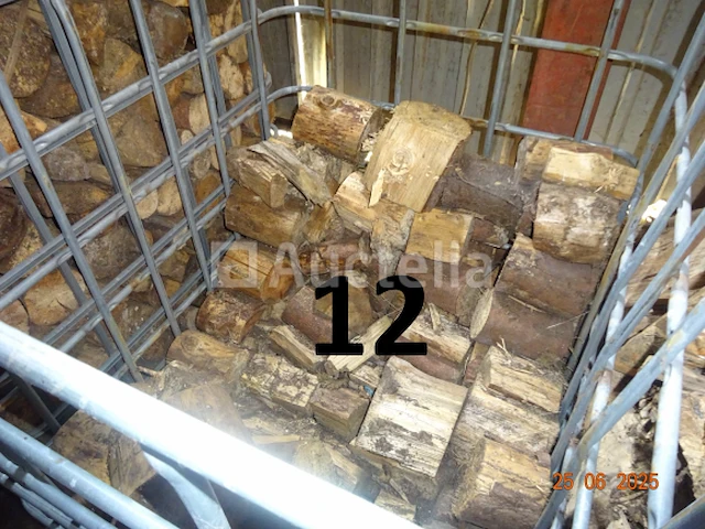 De inhoud van twee complete pallets met ijzeren frames, d.w.z. brandhout en een aansluitend met een derde brandhout, ter indicatie +/- 2m³ - afbeelding 4 van  4