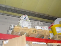 De inhoud van wat er op de rode plank (op de bovenste verdieping) ligt met uitzondering van de gemarkeerde partij, namelijk: 3 pallets waaronder 1 pallet van +- 10 zakken big mat bags, zakken grijs lijmcement, 1 pallet glaswol, 7 emmers van gele kleur, 1 pallet houtwol pavapex gs xl 1880x610x140, 1 dozijn steroïde panelen - afbeelding 1 van  5