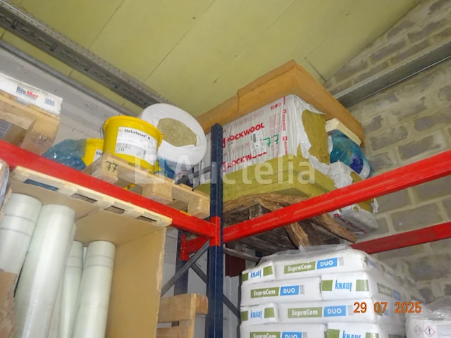 De inhoud van wat er op de rode plank (op de bovenste verdieping) ligt met uitzondering van de gemarkeerde partij, namelijk: 3 pallets waaronder 1 pallet van +- 10 zakken big mat bags, zakken grijs lijmcement, 1 pallet glaswol, 7 emmers van gele kleur, 1 pallet houtwol pavapex gs xl 1880x610x140, 1 dozijn steroïde panelen - afbeelding 2 van  5