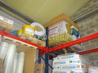 De inhoud van wat er op de rode plank (op de bovenste verdieping) ligt met uitzondering van de gemarkeerde partij, namelijk: 3 pallets waaronder 1 pallet van +- 10 zakken big mat bags, zakken grijs lijmcement, 1 pallet glaswol, 7 emmers van gele kleur, 1 pallet houtwol pavapex gs xl 1880x610x140, 1 dozijn steroïde panelen - afbeelding 2 van  5