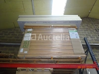 De inhoud van wat er op de rode plank (op de bovenste verdieping) ligt met uitzondering van de gemarkeerde partij, namelijk: 3 pallets waaronder 1 pallet van +- 10 zakken big mat bags, zakken grijs lijmcement, 1 pallet glaswol, 7 emmers van gele kleur, 1 pallet houtwol pavapex gs xl 1880x610x140, 1 dozijn steroïde panelen - afbeelding 4 van  5