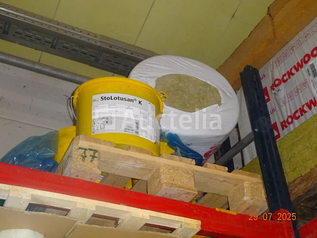 De inhoud van wat er op de rode plank (op de bovenste verdieping) ligt met uitzondering van de gemarkeerde partij, namelijk: 3 pallets waaronder 1 pallet van +- 10 zakken big mat bags, zakken grijs lijmcement, 1 pallet glaswol, 7 emmers van gele kleur, 1 pallet houtwol pavapex gs xl 1880x610x140, 1 dozijn steroïde panelen - afbeelding 5 van  5