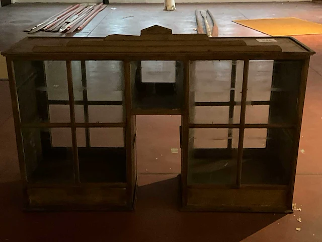 De koloniaal vitrine receptie- en baliemeubel - afbeelding 1 van  4