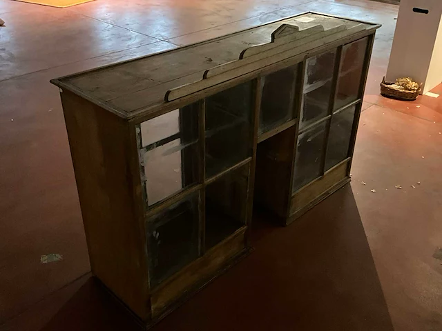 De koloniaal vitrine receptie- en baliemeubel - afbeelding 2 van  4