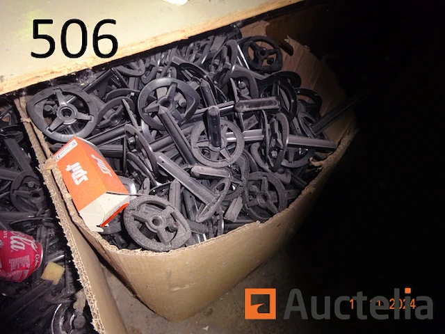 De set zit op de wand tussen de twee pilasses waarvan verschillend dozen pvc-haken, 1 stereo, 1 slagmoersleutel, 1 kavel schijven, 1 koevoeten, 1 hamer, gefilterde staaf - afbeelding 1 van  6