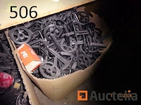 De set zit op de wand tussen de twee pilasses waarvan verschillend dozen pvc-haken, 1 stereo, 1 slagmoersleutel, 1 kavel schijven, 1 koevoeten, 1 hamer, gefilterde staaf - afbeelding 1 van  6