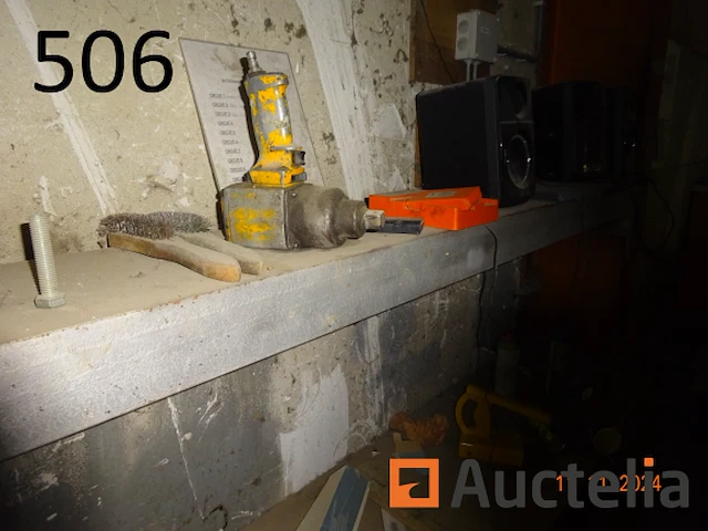 De set zit op de wand tussen de twee pilasses waarvan verschillend dozen pvc-haken, 1 stereo, 1 slagmoersleutel, 1 kavel schijven, 1 koevoeten, 1 hamer, gefilterde staaf - afbeelding 2 van  6