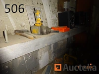 De set zit op de wand tussen de twee pilasses waarvan verschillend dozen pvc-haken, 1 stereo, 1 slagmoersleutel, 1 kavel schijven, 1 koevoeten, 1 hamer, gefilterde staaf - afbeelding 2 van  6