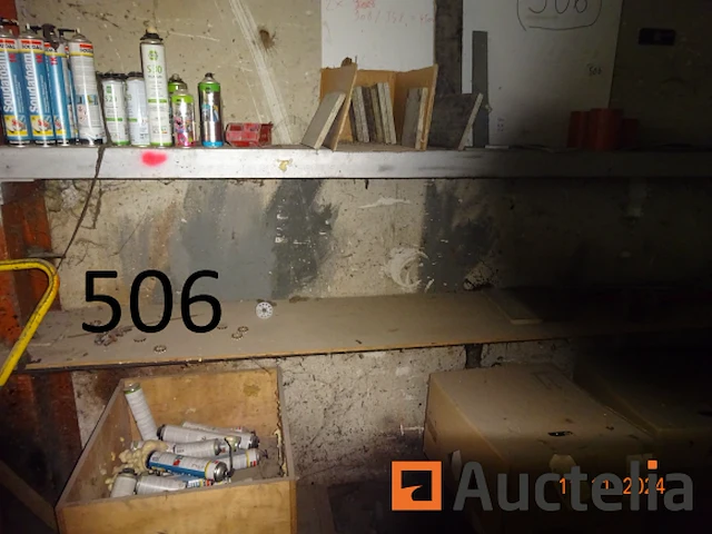 De set zit op de wand tussen de twee pilasses waarvan verschillend dozen pvc-haken, 1 stereo, 1 slagmoersleutel, 1 kavel schijven, 1 koevoeten, 1 hamer, gefilterde staaf - afbeelding 3 van  6