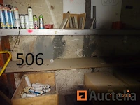De set zit op de wand tussen de twee pilasses waarvan verschillend dozen pvc-haken, 1 stereo, 1 slagmoersleutel, 1 kavel schijven, 1 koevoeten, 1 hamer, gefilterde staaf - afbeelding 3 van  6