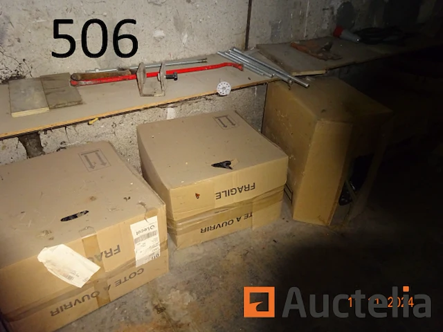 De set zit op de wand tussen de twee pilasses waarvan verschillend dozen pvc-haken, 1 stereo, 1 slagmoersleutel, 1 kavel schijven, 1 koevoeten, 1 hamer, gefilterde staaf - afbeelding 4 van  6