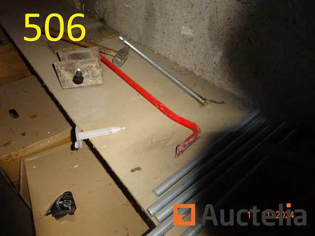 De set zit op de wand tussen de twee pilasses waarvan verschillend dozen pvc-haken, 1 stereo, 1 slagmoersleutel, 1 kavel schijven, 1 koevoeten, 1 hamer, gefilterde staaf - afbeelding 5 van  6