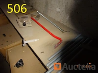 De set zit op de wand tussen de twee pilasses waarvan verschillend dozen pvc-haken, 1 stereo, 1 slagmoersleutel, 1 kavel schijven, 1 koevoeten, 1 hamer, gefilterde staaf - afbeelding 5 van  6