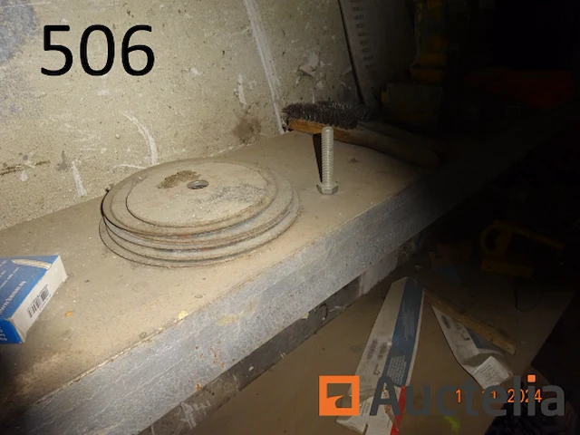 De set zit op de wand tussen de twee pilasses waarvan verschillend dozen pvc-haken, 1 stereo, 1 slagmoersleutel, 1 kavel schijven, 1 koevoeten, 1 hamer, gefilterde staaf - afbeelding 6 van  6