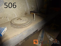 De set zit op de wand tussen de twee pilasses waarvan verschillend dozen pvc-haken, 1 stereo, 1 slagmoersleutel, 1 kavel schijven, 1 koevoeten, 1 hamer, gefilterde staaf - afbeelding 6 van  6