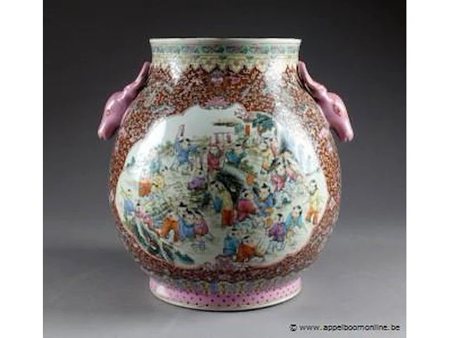 De style qianlong. vase “hu“ accosté par deux têtes de daim. fond rouge rubis à motifs de rinceaux, ru-yi et chauves-souris, décoré de larges vignettes découpées animées de nombreux enfants. porcelaine de chine. xxe siècle. - afbeelding 1 van  1