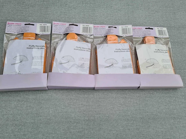 Decoratie abrikoosroze pompons - afbeelding 2 van  2