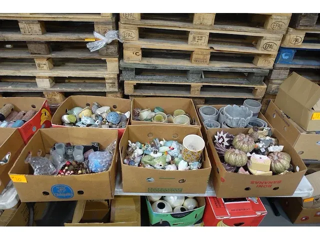 Decoratie materialen + kaars potjes +bloempotten - afbeelding 1 van  7