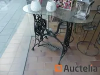 Decoratie, planten, voet van de oude naaimachine,... - afbeelding 3 van  6