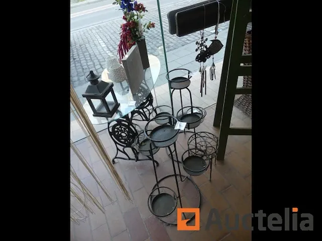 Decoratie, planten, voet van de oude naaimachine,... - afbeelding 5 van  6