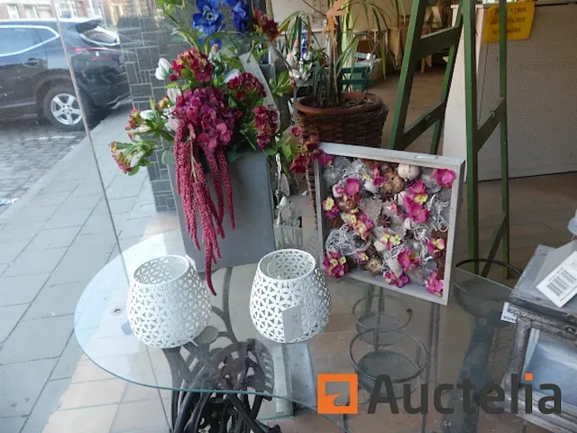 Decoratie, planten, voet van de oude naaimachine,... - afbeelding 6 van  6