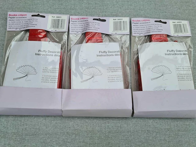 Decoratie rode pompons - afbeelding 2 van  2