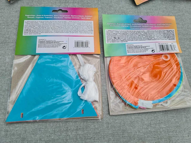 Decoratie vlaggenlijn en hangende draaislingers - afbeelding 2 van  2