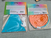 Decoratie vlaggenlijn en hangende draaislingers - afbeelding 2 van  2