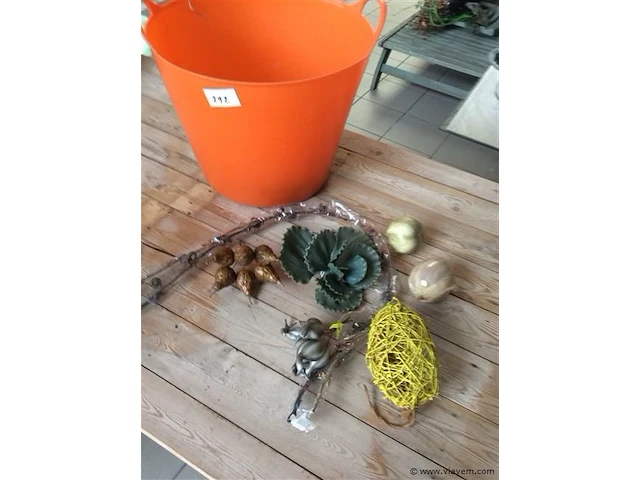 Decoratiemateriaal + mand - afbeelding 1 van  3