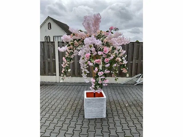 Decoratieve boom in design bloempot - afbeelding 1 van  6