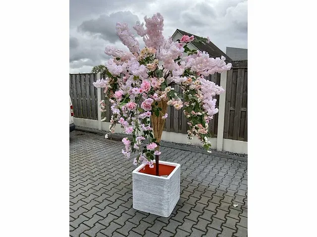 Decoratieve boom in design bloempot - afbeelding 2 van  6