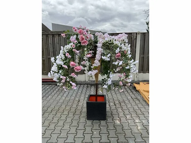 Decoratieve boom in design bloempot - afbeelding 1 van  5