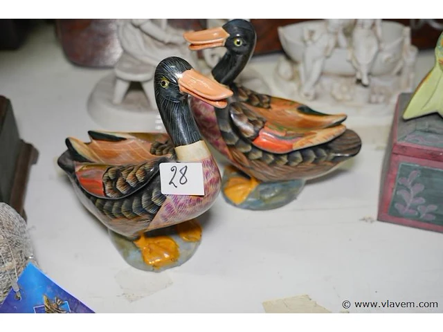 Decoratieve eenden in steen - afbeelding 1 van  1