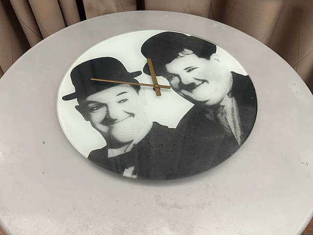 Decoratieve glazen klok laurel & hardy - afbeelding 2 van  4