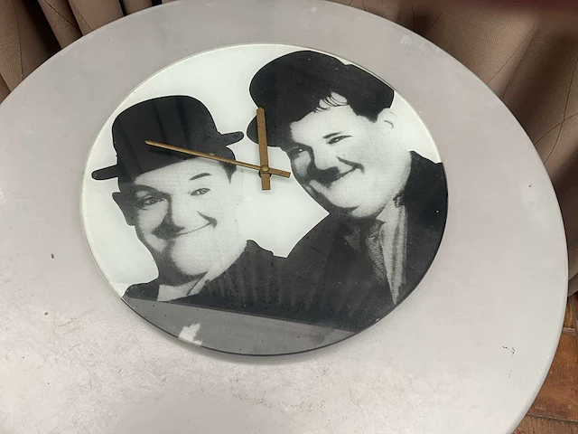 Decoratieve glazen klok laurel & hardy - afbeelding 3 van  4