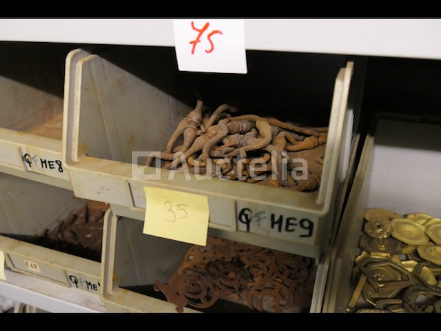 Decoratieve hardware; handgrepen en laarzen, sloten van ijzer en messing, diversen - afbeelding 3 van  22