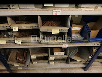 Decoratieve hardware; handgrepen en laarzen, sloten van ijzer en messing, diversen - afbeelding 7 van  22